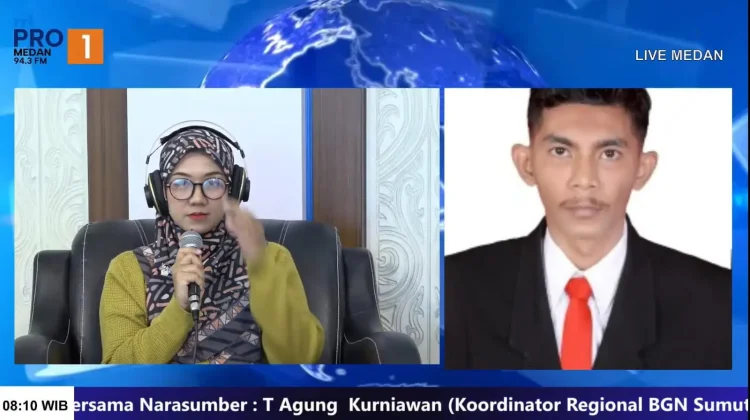 Petugas Mengawasi SOP  Pembagian Makan Gratis Secara Ketat